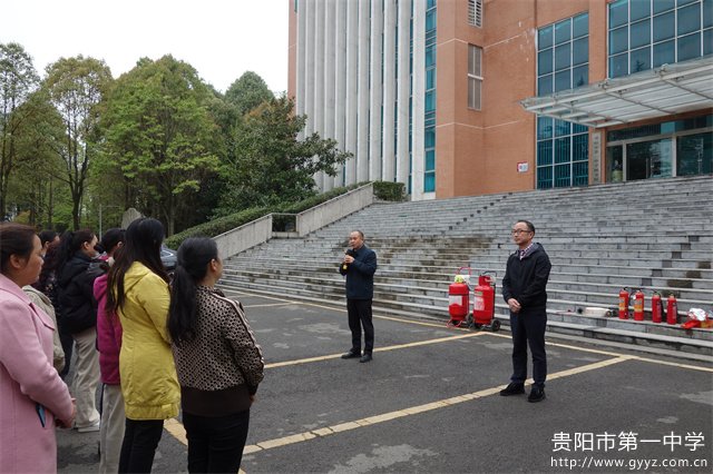 学管处主任漆传平（左一）发言.jpg