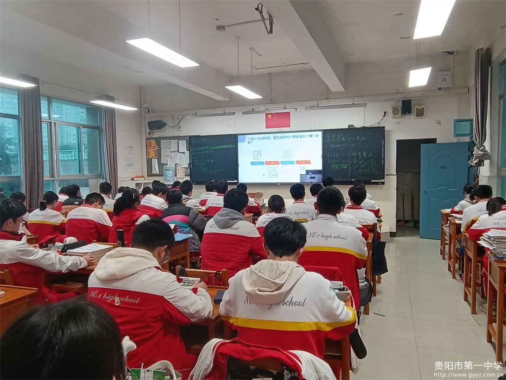 图4 教室内认真聆听讲座的同学们.jpg