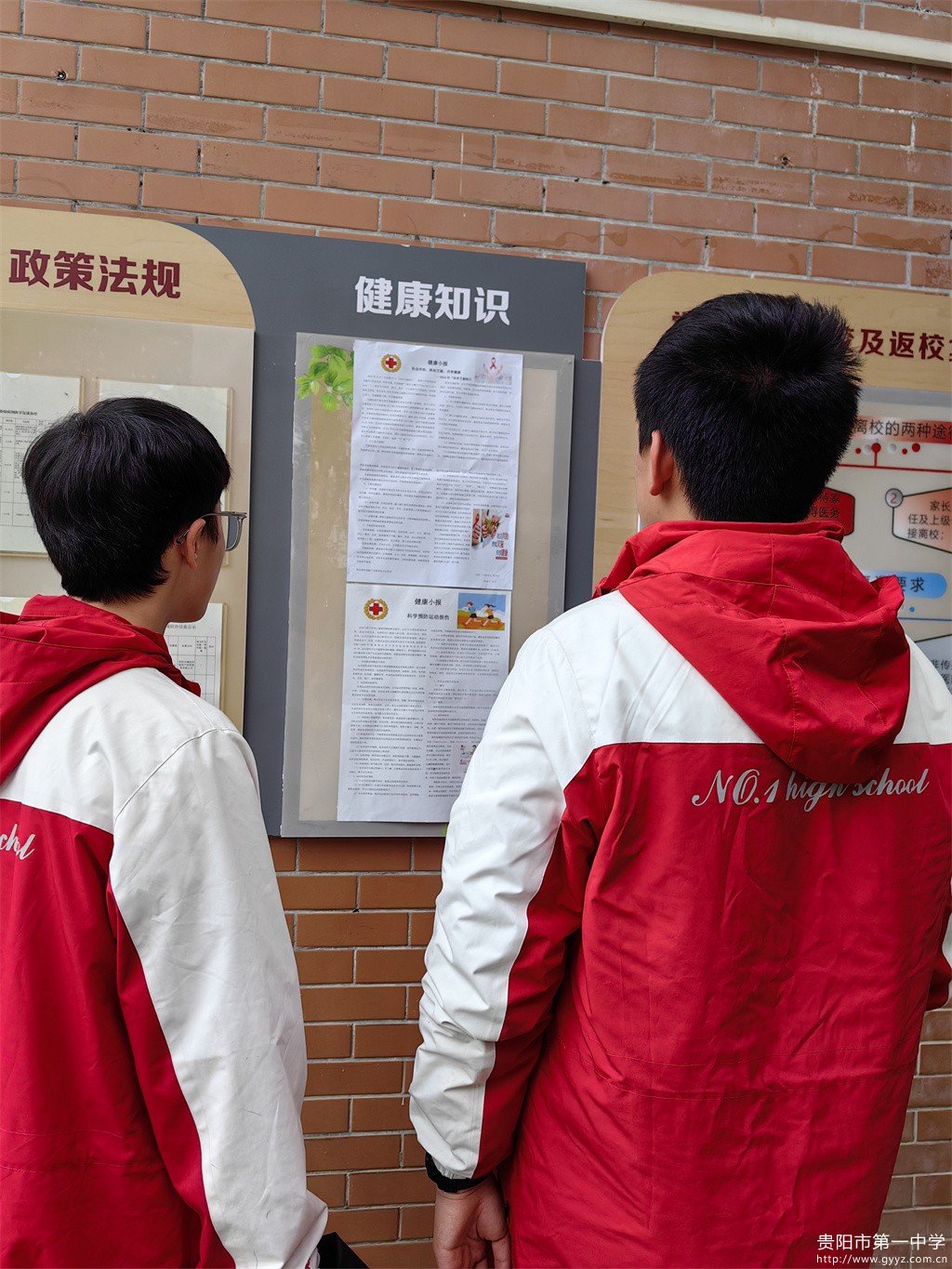 图7健康知识角张贴健康小报.jpg