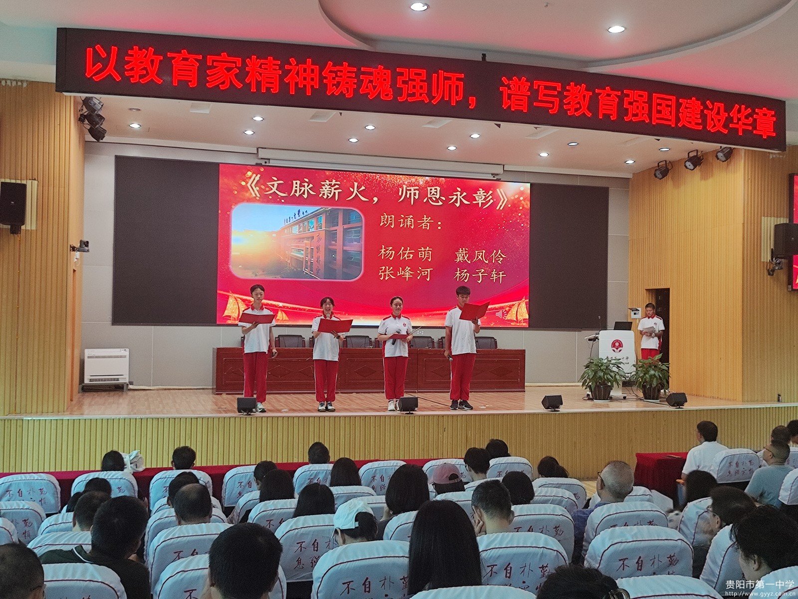 图3 学生代表朗诵2.jpg