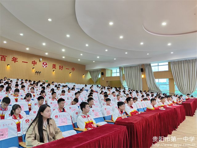 图3 现场师生认真听讲.jpg