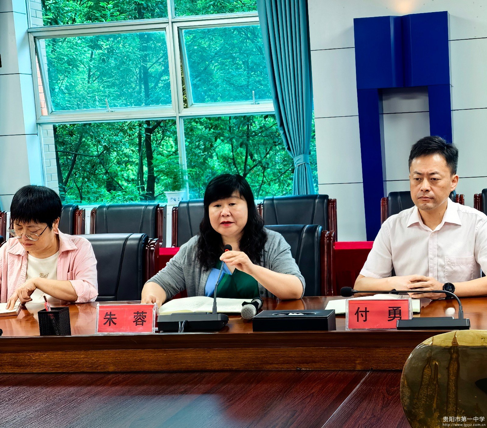 图3：朱蓉主持.jpg
