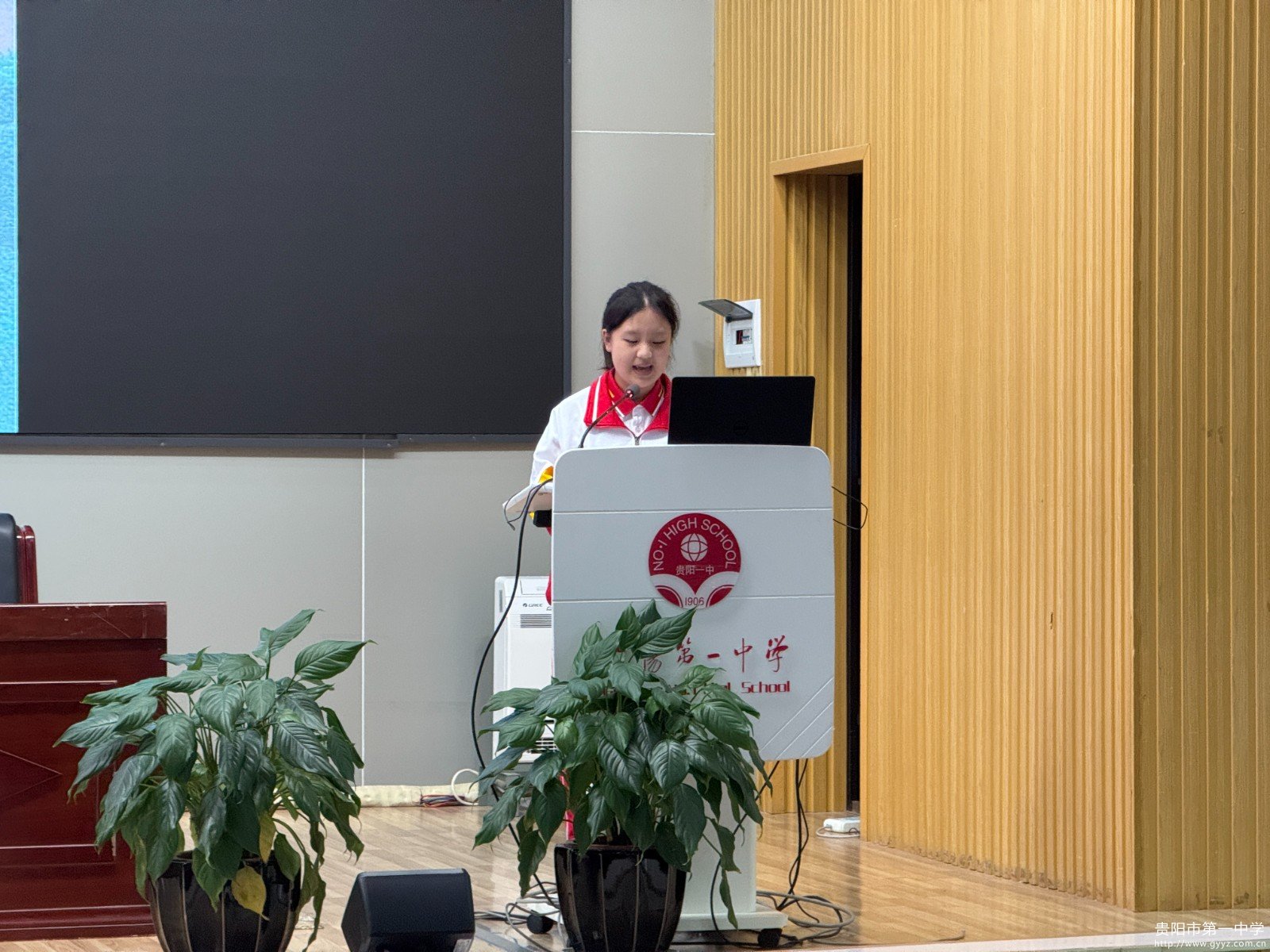 图1 韩雨睿同学主持周会.JPG