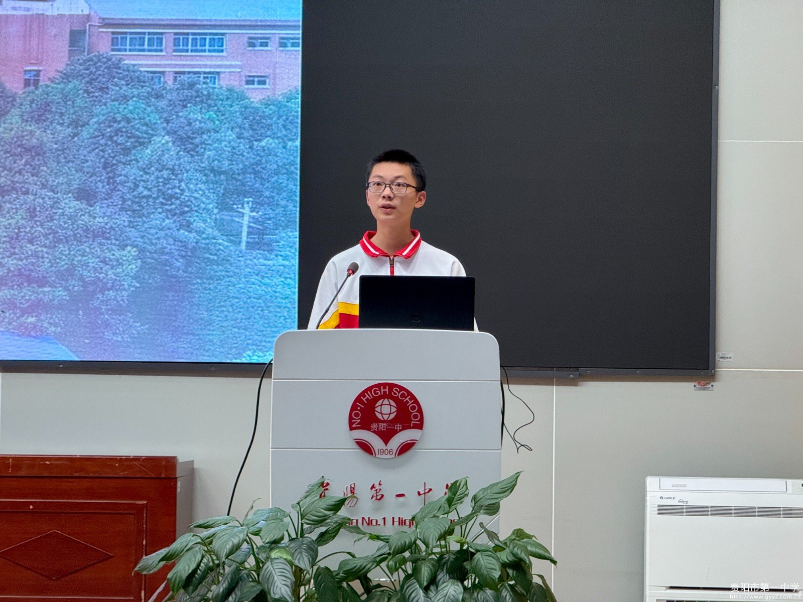 图6 主持人发起倡议.JPG