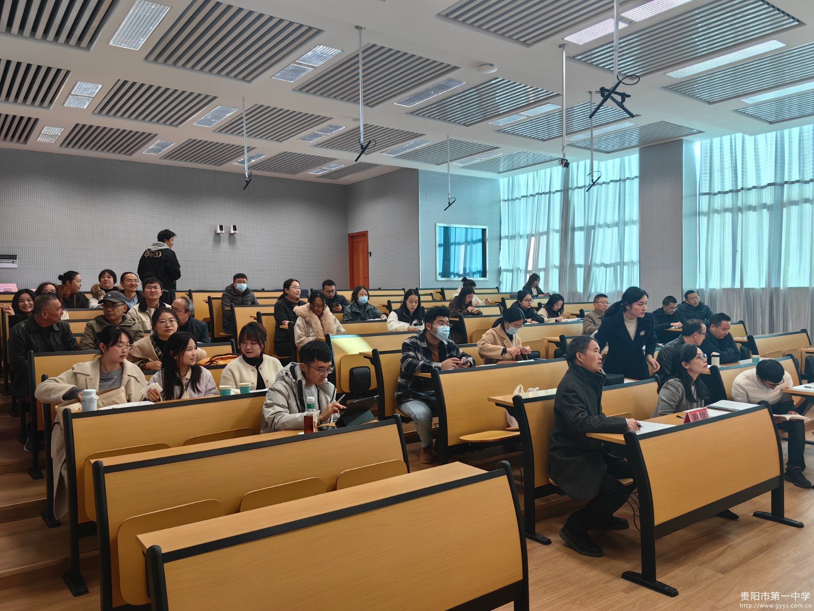 图10 老师们认真聆听.jpg