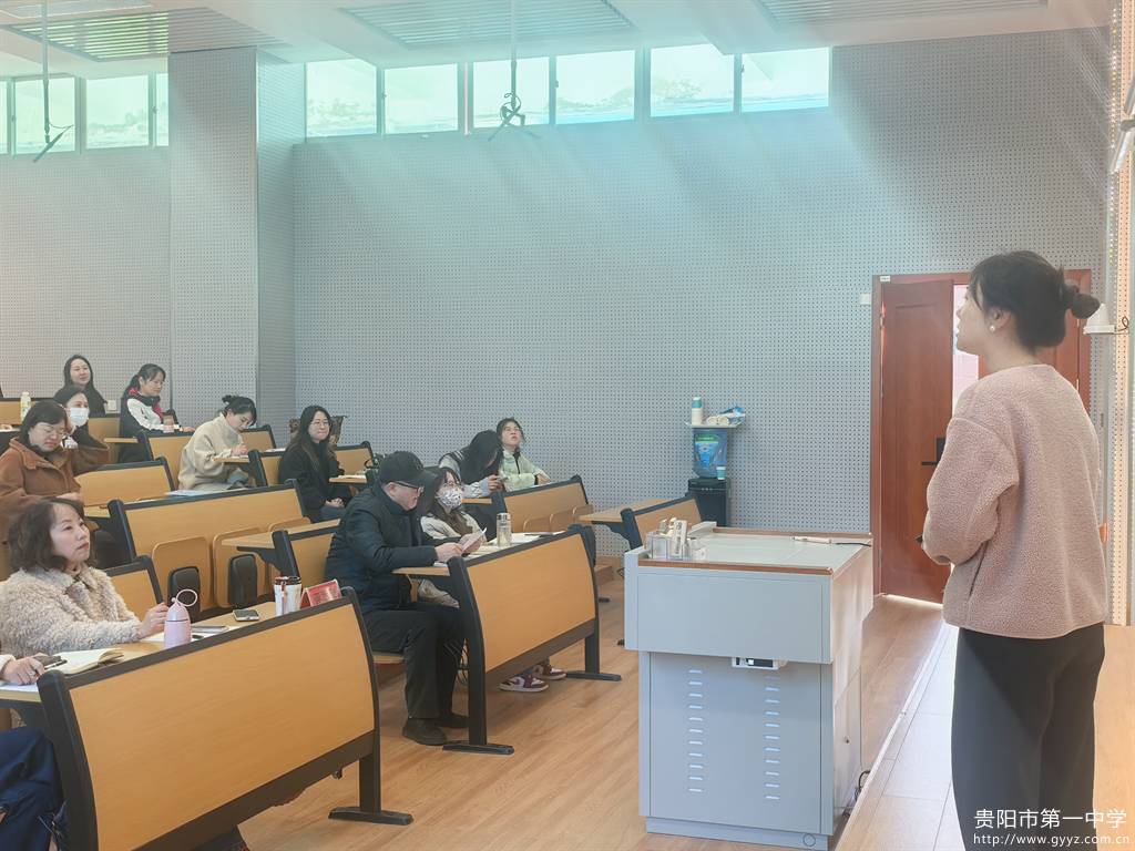 图1 评委与观摩老师认真聆听.png