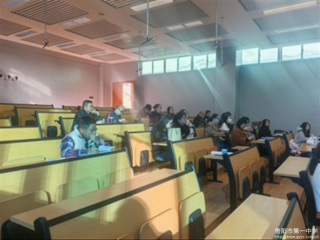 图2 观摩老师认真聆听.png