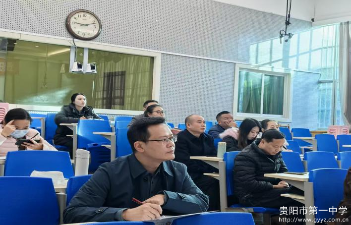 图7 顾睿副校长认真观摩.png